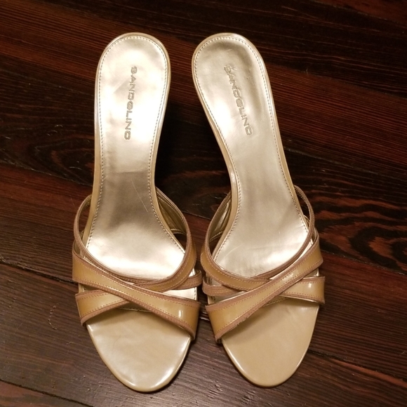 Bandolino Shoes - NWOT Bandolino Tan Patent Strappy Sandals